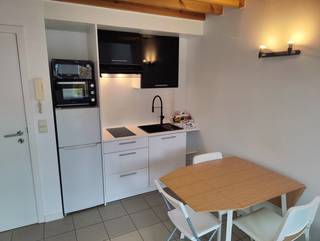 <p><strong><span>PAS D’ÉTUDIANTS</span></strong></p>
<p>Ce studio confortable et meublé est situé à l'arrière de l'immeuble, au deuxième étage de la Brouwersstraat. Grâce à cet emplacement calme, vous profiterez d'un cadre de vie agréable, tout en bénéficiant d'une bonne accessibilité.<br /><br />Le studio est baigné de lumière naturelle et aménagé de manière pratique. La kitchenette est équipée d'un réfrigérateur, d'un congélateur, d'un four et d'un four à micro-ondes. De plus, le studio dispose d'une table à manger, d'un canapé et d'un bureau avec une chaise de bureau, ce qui en fait un lieu idéal pour vivre confortablement, étudier ou travailler.</p>
<p><span>La mezzanine accueille l’espace nuit, avec une armoire encastrée offrant un espace de rangement supplémentaire. La salle de bains rénovée comprend une douche, un WC et un lavabo.</span></p>
<p><strong><span>Loyer et disponibilité<br /></span></strong><strong><span>- Loyer :</span></strong><span> 800 € par mois<br /></span><strong><span>- Provision :</span></strong><span> 60 € par mois pour l’eau et le chauffage<br /></span><strong><span>- Électricité et internet :</span></strong><span> à charge individuelle<br /></span><strong><span>- Disponibilité :</span></strong><span> immédiate</span></p>
<p><span>Vous recherchez un studio lumineux alliant calme et confort au quotidien ? N’hésitez pas à nous contacter pour obtenir plus d’informations ou organiser une visite !</span></p>