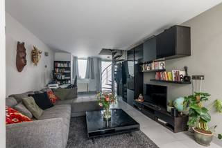 Gerenoveerde instapklare woning in Geel centrum!<br /><br />Deze gezellige stadswoning is gelegen op een boogscheut van winkels, openbaar vervoer, scholen, ziekenhuis en de Geelse markt.<br />In 2008 werd er een totaalrenovatie gedaan waardoor u terecht komt in een instapklaar verhaal.<br /><br />Gelijkvloers vinden we de leefruimte met open keuken vanwaar u toegang heeft tot de leuke tuin met tuinberging en mooi terras. Tevens is er een apart toilet aanwezig.<br />Op de 1e en 2e verdieping zijn er 2 ruime slaapkamers en prachtige badkamer met inloopdouche, lavabomeubel en toilet. Hier zijn ook voorzieningen aanwezig voor wasmachine en droogkast.<br /><br />De woning is ideaal als starterswoning maar ook als opbrengsteigendom door de fantastische ligging.<br />U heeft de mogelijkheid om te parkeren op een autostaanplaats op wandelafstand verder in de straat maar is niet verplicht om deze bij te huren. <br /><br />Troeven:<br />- instapklaar<br />- gunstig EPC label B (geen renovatieplicht)<br />- topligging centrum Geel<br />- elektriciteit conform tot 2042 en volledig Asbestveilig<br />- toegang langs de achterkant voor vuilbakken en fietsen<br /><br />Lijkt deze charmante woning iets voor u? Maak dan snel uw afspraak via info@immovl.be of 014 58 02 08.
