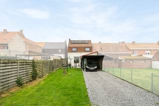 In Abele, vlakbij de Franse grens op rustige ligging bevindt zich deze aangename woonst. Dichtbij zijn er allerlei voorzieningen zoals een buurtwinkel, drankenhandel, bakkerij, frituur en hobbycenter. Deze woning werd vanaf 2021 tot heden goed onderhanden genomen. Laatste renovaties zijn: vernieuwing daken en voorzien dakisolatie, centrale verwarming dmv aardgas met een hoogrendementsketel, vernieuwing toestellen keuken. Er zijn ook 10 zonnepanelen voorzien! Deze zitten inbegrepen in de prijs. De indeling van deze instapklare gezinswoning gaat als volgt: Op het gelijkvloerse verdiep heb je een inkomhal met toegang naar keuken (voorzien van koelkast, nieuwe toestellen zoals fornuis, dampkap en vaatwasmachine). Verder heb je een grote woonkamer. Hier is er mogelijkheid voor aansluiting van een kachel. Vanuit de keuken bekom je een 1e badkamer met bad, wasmeubel en toilet, daarna zit de wasplaats met technische ruimte. Op het 1e verdiep heb je 3 ruime slaapkamers, telkens voorzien van verduistering, vliegenramen en centrale verwarming. Tevens is er nog een apart toilet en een 2de badkamer (douche en wasmeubel). Via de zoldertrap bekom je een recent geïsoleerde zolder. Extra plaatsen in deze woning zijn de droge kelder, buitenberging en carport! De totale oppervlakte bedraagt 324m² en heeft een aangenaam terras met tuin. Hier kan je genieten van de zonsopgang en de prachtige landelijke omgeving. <br /><br />In de foto's zie je enkele visualisaties via AI om een aanpassing van de keuken en de geschilderde muren te zien. <br /><br />Pluspunt is de uitweg! Ben je op zoek naar een woning met veel opbergmogelijkheden én technisch in orde? Dan is dit uw kans! <br /><br />Technische kenmerken:<br /><br /><ul><li>Conforme elektriciteit<br /><br /></li><li>10 zonnenpanelen <br /><br /></li><li>Dak vernieuwd+ isolatie<br /><br /></li><li>Centrale verwarming op aardgas met hoogrendementsketel<br /><br /></li><li>Regenwater aanwezig (niet aangesloten) <br /><br /></li></ul>