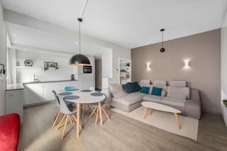 <p>Appartement in hartje Koksijde-Bad, op wandelafstand van de zee en de zeedijk.</p>

<p> </p>

<p>Dit prachtig gerenoveerd appartement combineert een centrale ligging met comfortabel wonen aan de kust. Gelegen op amper 300 meter van de zeedijk geniet u hier van de nabijheid van winkels, horeca, openbaar vervoer en het strand. De lichtrijke leefruimte en praktische indeling zorgen voor een aangename woonervaring, zowel als vaste woonst, tweede verblijf of investering. Dankzij de renovatie en het gunstige EPC-label B is dit appartement bovendien instapklaar. Een ideale opportuniteit voor wie een appartement in Koksijde wil kopen dicht bij zee.</p>

<p> </p>

<p>• Inkomhal met vlotte toegang tot de verschillende ruimtes<br />• Gezellige living met aangename lichtinval<br />• Eetkamer aansluitend op de leefruimte<br />• Functionele keuken met praktische indeling<br />• Badkamer voorzien van alle nodige comfort<br />• Apart toilet<br />• 2 volwaardige slaapkamers</p>

<p> </p>

<p>• Prachtig gerenoveerd en instapklaar<br />• Gelegen in hartje Koksijde-Bad<br />• Slechts 300 meter van de zeedijk en het strand</p>

<p> </p>

<p>Neem vandaag nog contact op met je ERA-makelaar voor een bezoek.</p>

<p> </p>

<p>JOUW DROOMAPPARTEMENT. ZO GEVONDEN!</p>