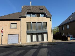 Lichtrijk, gezellig appartement in klein gebouw aan de stadsrand van Dendermonde.  Het appartement  beschikt over een inkomhal, leefruimte, volledig...