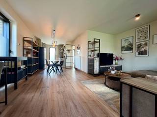Deze recente woning ligt in een verkeersluwe schoolomgeving. De woning is mooi afgewerkt en goed onderhouden.<br /><br />De indeling is praktisch met op het gelijkvloers een inkomhal met vestiaire en gastentoilet, een bergruimte en een woonkamer met open keuken. Op het verdiep liggen de badkamer, een wasberging en 2 slaapkamers,waarvan één kamer werd opgedeeld in 2 aparte slaapkamertjes. Er werd daarvoor een extra raam geplaatst in de zijgevel.<br /><br />De tuin met overdekt terras is ruim en oostgericht. Het tuinhuis biedt extra opslagruimte en de wagen kan geparkeerd worden onder de carpoort.<br /><br /><br /> 