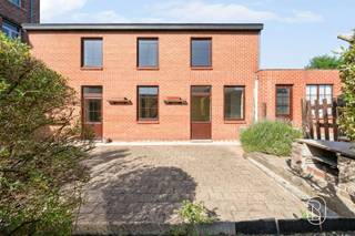 Leuke woning met koer, gelegen in de onmiddellijke nabijheid van alle voorzieningen zoals de A8, winkels, scholen, openbaar vervoer en sportzaal.De woning is als volgt ingedeeld:Gelijkvloers: een open en functionele uitgeruste keuken, een ruime lichtrijke leefruimte, een toilet en een wasruimte.Verdieping: twee slaapkamers en een douchekamer.Een kelder in het bijgebouw vervolledigt deze eigendom.Technisch: verwarming op stadsgas, EPC F, PVC-ramen met dubbele beglazing, elektrische installatie niet conform.DE WONING MAAKT DEEL UIT VAN EEN MEDE-EIGENDOM.Een mooie opportuniteit als investering met verhuurdoel of als eerste aankoop! Zeker een bezoek waard!Voor meer informatie of een bezoek: aurelie@immobeguin.be