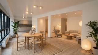 <p><span><br />APPARTMENT ON THE</span><span><sup>1st</sup></span><span> VERDIEPING : Très lumineux et spacieux, appartement de 170m² tout juste rénové dans le quartier calme de Tabakvest, à proximité de la nouvelle place de l'Opéra et à deux pas du quartier commerçant branché Hopland et de Stadsfeestzaal, Meir, Stadsschouwburg, la gare centrale. Tram et métro à proximité. Séjour de 50m² avec de grandes fenêtres pour beaucoup de lumière. Le salon donne sur une série de quatorze maisons bourgeoises de style néoclassique (vers 1830 et 1859) Cuisine ouverte, entièrement équipée avec plaque à induction, lave-vaisselle, micro-ondes, four, réfrigérateur, congélateur. Buanderie & salle de stockage. Toilettes pour invités. Chambre 1 (25m²) avec salle de bain attenante entièrement rénovée avec toilettes suspendues, 2 lavabos, baignoire et grande douche à l'italienne. Chambre 2 (20m²) avec salle de bain attenante entièrement rénovée avec toilettes suspendues, lavabo et grande douche à l'italienne.</span></p><p><span>INCLUS DANS LES CHARGES DE SERVICE : Provision pour entretien et consommation de pièces détachées </span></p><p><span>INCLUS AUSSI la consommation d'eau dans l'appartement (190,00). </span></p><p><span>Les raccordements électriques, gazeux et numériques sont à prendre individuellement. Chauffage avec chaudière à gaz à condensation.</span></p><p><span>OPTIONS SUPPLÉMENTAIRES : place de garage dans le garage intérieur / porte de garage télécommandée</span></p><p><span> </span></p><p><span>APPARTEMENT AU 1ER ÉTAGE : Appartement très lumineux et spacieux, récemment rénové, de 170m², situé dans le quartier calme de Tabakvest, à proximité de la nouvelle Operaplein et à un jet de pierre'du quartier commerçant branché de Hopland et de Stadsfeestzaal, Meir, Stadsschouwburg, de la gare centrale. Tram et métro à proximité. Salon de 50m² avec de grandes fenêtres pour une lumière abondante. Le salon donne sur une série de quatorze maisons de ville de style néoclassique (vers 1830 et 1859). Cuisine ouverte, entièrement équipée avec plaque à induction, lave-vaisselle, micro-ondes, four, réfrigérateur, congélateur. Buanderie & salle de stockage. Toilettes invités. Couloir arrière avec 2 chambres : Chambre 1 (25m²) avec salle de bain attenante entièrement rénovée avec toilettes murales, 2 lavabos, baignoire et grande douche à l'italienne. Chambre 2 (20m²) avec salle de bain attenante entièrement rénovée avec toilettes murales, lavabo et grande douche à l'italienne.</span></p><p><span>INCLUS DANS LES FRAIS DE SERVICE : Provision pour l'entretien et la consommation des parties communes </span></p><p><span>COMPREND AUSSI la consommation d'eau dans l'appartement (190,00). Les raccordements électriques, gazeux et numériques sont à prendre individuellement. </span></p><p><span>Chauffage avec chaudière à gaz à condensation. </span></p><p><span>OPTIONS SUPPLÉMENTAIRES : place de parking dans le garage intérieur / porte de garage télécommandée.</span></p><p><span> </span></p><p><span>Location de l'appartement : 1920/md</span></p><p><span>Charges mensuelles : 190/md</span></p><p><span>Location d'une place de parking dans le garage intérieur / location d'une place de parking dans la maison : 160/md</span></p><p><span> </span></p><p><span> </span></p><p><span> </span></p><p><span>Intéressé(e) ? Veuillez</span><span>remplir le formulaire</span><span>au bas de l'annonce à <span>https://www.sinjoor.be</span></span><span> , puis vous serez contacté(e) pour une visite. Intéressé(e) ? Veuillez remplir le formulaire en bas de page sur </span><span> https://www.sinjoor.be, vous serez contacté pour une visite</span><span>.</span></p>