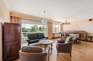 <p>Te koop: lichtrijk appartement met 2 slaapkamers en terras op een topligging in Waregem.<br /><br />Dit verzorgde appartement op de 2e verdieping met een bewoonbare oppervlakte van ca. 90 m² geniet van een uitstekende ligging in het centrum van Waregem, op wandelafstand van de Markt, winkels, horeca, openbaar vervoer en alle dagelijkse voorzieningen.<br /><br />Dankzij de grote raampartijen geniet u van veel natuurlijke lichtinval en een aangenaam wooncomfort. Op het zonnige terras komt u volledig tot rust.<br /><br />Indeling: via de inkomhal met inmaakkasten (vestiaire) bereikt u het apart gastentoilet en de ruime, lichtrijke leefruimte (parketvloer) met directe toegang tot het terras. Aansluitend bevindt zich de volledig uitgeruste keuken en aanpalende bergruimte. Het appartement beschikt over twee volwaardige slaapkamers en een badkamer. Tevens is er nog een kelder aanwezig op verdieping -1.<br /><br />In de ondergrondse verdieping kan optioneel een garagebox bijgekocht worden met automatische poort (€35.000).<br /><br />Troeven:<br />- uitstekende ligging in het centrum van Waregem<br />- op wandelafstand van de Markt en alle voorzieningen<br />- lichtrijke leefruimte<br />- zonnig en aangenaam terras<br />- 2 volwaardige slaapkamers<br />- interessant als eigen bewoning of investering<br /><br />Voor wie is dit ideaal?<br />Ideaal voor wie centraal wil wonen in Waregem en op zoek is naar een comfortabel appartement met 2 slaapkamers. Ook interessant voor investeerders dankzij de uitstekende centrumligging.<br /><br />Te koop via Immo Beguin, jouw vastgoedexpert sinds 2009, met kantoren in Ronse, Waregem, Kortrijk, Deinze, Doornik en Lessines.<br /><br />Bezoek na afspraak via: charlotte@immobeguin.be</p>
