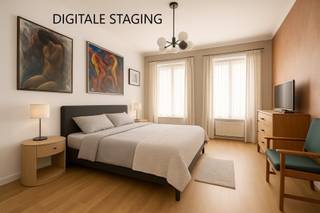 De vermelde vraagprijs van de woning betreft een vanafprijs, wat betekent dat biedingen vanaf dit bedrag in overweging worden genomen.

Dit bijzondere triplex-appartement ligt in de directe nabijheid van de indrukwekkende Sint-Gummarustoren en biedt meer dan 300 m² aan bewoonbare oppervlakte. Het pand werd in 1994 gerenoveerd en combineert comfort met een tijdloze charme. Authentieke elementen zoals sierlijke plafondafwerkingen, statige houten trappen, originele binnendeuren en schouwen versterken de karakteristieke uitstraling. Met enkele kleine ingrepen maakt u van dit van een prachtig authentieke woning met een moderne look.

De eerste verdieping herbergt een ruime dubbele woonkamer, met aansluitend een gezellig bureau of slaapkamer en achterliggend een badkamer. De aparte keuken geeft uit op het royale terras van maar liefst 30m² en biedt vele mogelijkheden voor ontspanning. Op de tweede verdieping bevinden zich vier ruime slaapkamers, een tweede badkamer en een hobby/wasruimte. Via een vaste trap bereikt u de zolderverdieping, die is opgedeeld in twee grote kamers.   
Er is tevens de mogelijkheid om het pand op te delen in 2 appartementen. 

Bent u op zoek naar het meest gezellige appartement van de Lierse binnenstad, een uitdagende B&amp;b locatie of ander project?  Maak dan snel een afspraak op het nr. 03/345.88.99.