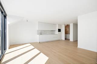 <strong>Kom gerust even langs zonder afspraak op onze OpenHuizenDag zaterdag 8 augustus van 10u30 - 12u30!<br />Blankenberge: Nieuwbouwduplex met 3 slaapkamers en zuidgericht terras te koop vlakbij de zeedijk van Blankenberge.</strong><br /><br />Residentie 'De Zuidkant' is een exclusief nieuwbouwproject op een toplocatie in Blankenberge, gelegen aan de Graaf Jansdijk 32, op slechts 50 meter van zee en strand. Dankzij de centrale ligging bevinden winkels, openbaar vervoer en het station zich op wandelafstand. <br />Ondergronds zijn optionele privatieve bergingen beschikbaar, voorzien van verlichting, stopcontacten en laadmogelijkheid.<br /><br /><strong>Indeling: </strong><br />Glv: Inkomhal, zonnige leefruimte met toegang tot het zuidgericht terras, open keuken, berging, apart toilet, 1 volwaardige slaapkamer, badkamer met inloopdouche en dubbele lavabo. <br /><br />1ste verdiep: 2 volwaardige slaapkamers en badkamer met inloopdouche.<br /><br /><strong>Troeven: </strong>
<ul><li>Toplocatie: slechts 50 meter van zee en strand.</li><li>Energiezuinig: warmtepomp mét privatieve zonnepanelen.</li><li>Zuidgericht terras. </li><li>Onderhoudsvriendelijke en duurzame materialen.</li><li>Onmiddellijk beschikbaar. </li></ul>
Meer informatie? Contacteer Maarten via 050 42 58 98 of Ayita op 0496 13 43 12.