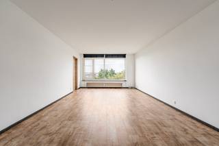[[ DIT PAND NEEMT DEEL AAN DE ERA OPEN HUIZEN DAG OP 19/9 VAN 11:00 TOT 12:00 ]]
<p>Stijlvol appartement in Deurne met prachtige verzichten over de skyline van Antwerpen en het Bosuilstadion.</p>

<p>Dit verzorgd appartement combineert een recente renovatie met een praktische indeling en een uitstekende bereikbaarheid. De lichtrijke leefruimte geniet van mooie verzichten over de Antwerpse skyline en het Bosuilstadion, wat zorgt voor een aangename woonbeleving. Dankzij de ligging nabij openbaar vervoer, invalswegen en het stadscentrum woon je hier centraal en toch in een groene omgeving. Het appartement bevindt zich in een goed onderhouden gebouw en is ideaal voor wie comfortabel wil wonen in Antwerpen. Extra troeven zijn de private kelderberging, het terras en de garage.</p>

<p> </p>

<p>Belangrijkste ruimtes:</p>

<p>• Ruime woonkamer (31,22 m²) met veel lichtinval en open zichten</p>

<p>• Functionele keuken (5,14 m²) uitgerust met inductiekookplaat, oven, microgolfoven en dampkap</p>

<p>• Slaapkamer (12,03 m²) met ingemaakte kasten</p>

<p>• Tweede slaapkamer (10,54 m²)</p>

<p>• Badkamer (3 m²) met douche, toilet, wastafel in meubel en aansluiting voor wasmachine</p>

<p>• Inkomhal met videofoon</p>

<p>• Terras (2 m²)</p>

<p>• Private kelderberging (2 m²)</p>

<p>• Garage (15 m²) mee aan te kopen voor €25.000</p>

<p> </p>

<p>Troeven:</p>

<p>• Recente renovatie en uitstekende staat van onderhoud</p>

<p>• Prachtige verzichten over de Antwerpse skyline en het Bosuilstadion</p>

<p>• Vlotte verbinding naar invalswegen, openbaar vervoer en het stadscentrum</p>

<p> </p>

<p>Neem vandaag nog contact op met je makelaar voor een bezoek.</p>