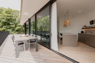 Penthouse de luxe avec terrasse généreuse situé dans un emplacement de choix, près du centre de Brasschaat ! Ce penthouse mesure pas moins de 305 m²...