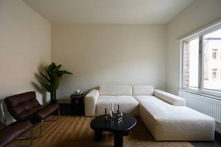 Dit aangename appartement is gunstig gelegen in een rustige straat nabij het centraal station van Mechelen, de Vaartdijk en op wandelafstand van het bruisende stadscentrum. <br /><br />Indeling:<br />Inkomhal<br />Woonkamer<br />Volledig geïnstalleerde keuken<br />2 slaapkamers<br />Badkamer met ligbad/douche en wasmachineaansluiting<br />Kelderberging<br /><br />Het appartement wordt gemeubeld verhuurd en is beschikbaar vanaf 01/07/2026.<br /><br />Voor meer info of een bezoek ter plaatse kan u terecht via info@immovos.be of 0479 35 71 72.<br /><br />