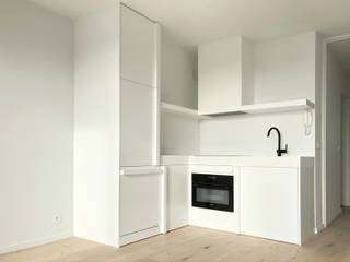 Bent u op zoek naar een gezellig, modern en instapklaar appartement in het centrum van Mechelen? Dit smaakvol gerenoveerde pareltje op de vijfde verdieping biedt u de perfecte mix van stedelijk comfort en rust. Dankzij de ligging geniet u zowel aan de voor- als achterzijde van prachtige, verre verzichten. Bovendien bevindt het gebouw zich op een boogscheut van het station, wat dit de ideale uitvalsbasis maakt.<br /><br />Dit knusse appartement omvat: inkom, toilet apart, berging met mogelijkheid aansluiting wasmachine, living met open keuken (volledig ingericht met oa frigo en vaatwas) en toegang tot een super groot, zonnig terras van 12m2 met ver-zicht, slaapkamer met badkamer (douche en lavabo). <br />Er is een kelderberging aanwezig. <br /><br />Het volledige gebouw werd grondig vernieuwd en de elektriciteit is volledig conform gekeurd. Er is een lift aanwezig in het gebouw (deze gaat tot de 4e verdieping, de laatste verdieping bereikt u via de trap). Dit appartement is perfect geschikt voor één persoon.<br /><br />Provisie gemeenschappelijke kosten: 50 euro per maand<br />Provisie verbruik gas (verwarming): 75 euro per maand<br />Dit leuke appartementje is geschikt voor 1 persoon<br />Appartement beschikbaar vanaf 1/11/202 mits inachtneming huurders<br /><br />Stuur bij interesse een mailtje naar info@immosir.be en we spreken snel af!
