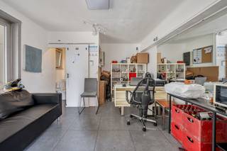 Te Koop GeraardsbergenOpbrengsteigendom met 3 appartementen, winkeltje (studio) met afzonderlijke toegang en een afgesloten parking voor 6...