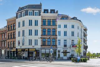 Op deze uitstekende locatie in hartje Antwerpen, met uitzicht over het Zuidpark, kan u dit prachtig GEMEUBELD appartement terugvinden.<br />Door de vele restaurants, cafés, winkels kan u makkelijk de stad verkennen zonder auto en genieten van het bruisende stadsleven.<br /><br />Het appartement werd volledig gerenoveerd in 2023 en is dus in zeer goede staat.<br />Zo is de open keuken voorzien van alle gebruikelijke toestellen en zorgen de grote ramen voor veel lichtinval waardoor u een ruimtelijk gevoel krijgt.<br />Het appartement heeft één slaapkamer, een badkamer, een berging, een aparte wc.<br /><br />In de zomer kan u genieten van de frisse buitenlucht op uw terras.<br /><br />Dit appartement is geschikt voor wie van veel licht houdt, graag compact woont maar toch een ruimtelijk gevoel heeft en overal dicht bij wil wonen.