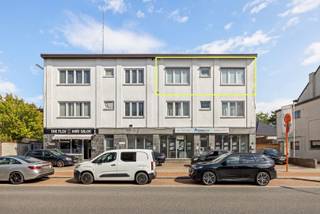 Ontdek dit gezellig en instapklaar 2-slaapkamerappartement aan de Provinciale Steenweg 9 in Hemiksem. Gelegen op de tweede verdieping van...