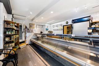 <p>In een authentieke Brugse buurt met sterke lokale verankering bevindt zich dit veelzijdige handelshuis met woonst, gelegen in de Karel Van Manderstraat 18 te Sint-Kruis. Een interessante opportuniteit voor wie wonen en werken wil combineren op één locatie.<br />Het handelspand wordt momenteel uitgebaat als slagerij en beschikt over een ingerichte winkelruimte met toonbank, diverse werkruimtes, koelcellen en een ruim atelier. Daarnaast zijn er verschillende stockageruimtes, een praktische kelder en een afzonderlijke privéruimte, wat zorgt voor een functionele en efficiënte indeling voor handelsactiviteiten.<br />Een bijkomende troef is de aanwezigheid van een garage, ideaal voor leveringen of privégebruik.<br />Boven de handelsruimte bevindt zich de woonst met drie slaapkamers, een badkamer op het glv. en een ruime zolder die bereikbaar is via een vaste trap. Deze zolder biedt extra mogelijkheden zoals een hobbyruimte, bureau of bijkomende slaapkamers.<br />De ligging vormt een belangrijke meerwaarde. Alle straten in deze volkswijk werden recent volledig vernieuwd, wat zorgt voor een verzorgde en aangename omgeving. Bovendien bevindt het pand zich in een levendige buurt waar lokale handel en buurtcontact nog centraal staan.<br />Interesse? Bezoeken zijn enkel mogelijk op woensdag.</p>