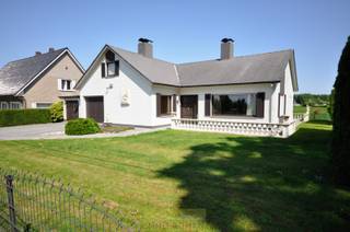 Bungalow (licht op te frissen) met mooi uitzicht op de achterliggende velden.De woning bestaat uit een inkomhal met ruime leefruimte, keuken met oven...