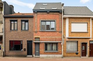 Achter deze charmante gevel schuilt een ruime instapklare woning die tal van troeven biedt.Praktische achteringang via servitudeweg voor fietsen of...