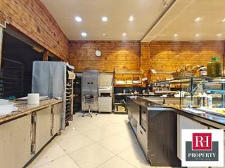 Au coeur d'un quartier commerçant en plein essor, nous vous proposons d'acquérir cette grande surface commerciale de ±250m² réparties sur...