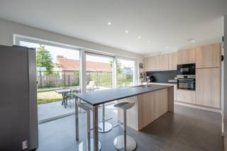 Zeer recente (bouwjaar 2021) 3-gevelwoning, gelegen in een rustige wijk met doodlopende straat te Moerkerke-Damme.  De woning is  zeer...