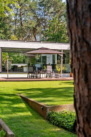 In de Europese Wijk te Mol bevindt zich deze charmante gelijkvloerse architectenwoning op een perceel van 1.560 m². Dankzij de aangename lichtinval, praktische indeling en de mooie tuin vormt dit een ideale thuis voor wie houdt van comfort en een rustige woonomgeving.<br /><br />Indeling:<br />Deze gelijkvloerse architectenwoning is gelegen in de gegeerde Europese Wijk, waar rust, ruimte en residentieel wonen centraal staan. Via de uitnodigende inkomhal met gastentoilet betreed je de lichtrijke leefruimte. De grote raampartijen bieden een prachtig uitzicht op de gezellige binnenkoer en de achterliggende tuin.<br /><br />De open leefkeuken sluit naadloos aan op de woonkamer en vormt een aangename plek om te koken en te genieten. De keuken is uitgerust met onder andere een inductiekookplaat, friteuse, afzuigkap, combi-oven, vaatwasser, koelkast, dubbele spoelbak en voldoende opbergruimte. Aansluitend bevindt zich een praktische berging. Vanuit de keuken heb je directe toegang tot zowel de binnenkoer als de tuin. Grenzend aan de woonkamer bevindt zich een aparte kantoorruimte, ideaal voor thuiswerk.<br /><br />Verder beschikt de woning over 3 comfortabele slaapkamers. De badkamer is uitgerust met een inloopdouche, toilet en dubbele wastafel. De derde slaapkamer is momenteel ingericht als wasplaats, maar kan eenvoudig opnieuw als slaapkamer worden gebruikt.<br /><br />De ruime inpandige garage biedt plaats aan twee wagens en beschikt bovendien over een extra ruimte die momenteel ingericht is als werkruimte met voldoende opbergmogelijkheden.<br /><br />Rondom de woning ligt een verzorgde, onderhoudsvriendelijke tuin met beregeningsinstallatie op grondwater. Hier geniet je in alle privacy van rust en natuur.<br /><br />Bijzonderheden<br />* Gelijkvloers wonen<br />* Rustige ligging<br />* Dubbele inpandige garage<br />* 36 zonnepanelen<br />* Energiezuinig wonen (EPC: 24 kWh/m²)