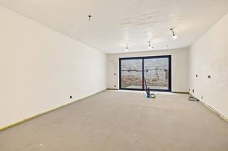 <p><span>Casco nieuwbouwwoning met 4 slaapkamers in het hartje van Sint-Gillis-Waas</span></p><p><span> </span></p><p><span>Dit betreft een BEN-woning met 4 slaapkamers en een gezellig stadstuintje op een uitstekende locatie in het hartje van Sint-Gillis-Waas. </span></p><p><span>De woning is centraal gelegen in een rustige woonstraat op een steenworp van diverse winkels, scholen & openbaar vervoer, tevens beschikt de woning over een vlotte mobiliteit via E34 en lokale invalswegen. </span></p><p><span>De uitmuntende locatie, de vele mogelijkheden naar inrichting volgens eigen smaak & de energiezuinige, kwalitatieve afwerking zijn slechts enkele van de vele troeven die deze woning te bieden heeft. </span></p><p><span> </span></p><p><span>INDELING</span></p><p><span> </span></p><p><span>Gelijkvloers: </span></p><p><span>Inkomhal. </span></p><p><span>Apart toilet. </span></p><p><span>Bureauruimte/wasruimte. </span></p><p><span>Berging met technische ruimte en voorziening voor oa. wasmachine. </span></p><p><span>Open leefruimte & keuken. </span></p><p><span>Gezellige stadstuin met aangelegd terras. </span></p><p><span> </span></p><p><span>1e verdieping: </span></p><p><span>2 slaapkamers (11m² & 17m²).</span></p><p><span>Badkamer met voorziening voor inloopdouche, dubbel lavabomeubel & toilet. </span></p><p><span> </span></p><p><span>2e verdieping: </span></p><p><span>2 slaapkamers (12m² & 18m²).</span></p><p><span> </span></p><p><span>Zolder: </span></p><p><span>Toegankelijk via uitschuif trap. </span></p><p><span>Bergzolder. </span></p><p><span> </span></p><p><span>EXTRA</span></p><p><span>Bouwjaar 2026. </span></p><p><span>Verkoop onder registratierechten. </span></p><p><span>ALU dubbele beglazing. </span></p><p><span>Vloerverwarming via lucht-water warmtepomp.</span></p><p><span>Ventilatiesysteem aanwezig met warmterecuperatie. </span></p><p><span>Regenwaterput 3.000 liter voorzien. </span></p><p><span>8 zonnepanelen. </span></p><p><span>Casco verkoop - offertes voor verdere afwerking ter beschikking (€50.000 excl. btw). </span></p><p><span>Verdere afwerking kan gecoördineerd worden door verkoper. </span></p><p><span> </span></p><p><span>E-peil: -5 (BEN) </span></p><p><span>Wg - Vg - Gvv - Gvkr - Gmo </span></p>