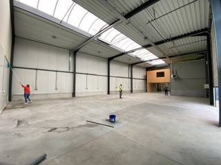 For rent: warehouse of approximately 240 sqm, offering an excellent clear height of 6 metres, equipped with a large sectional door and compliant...