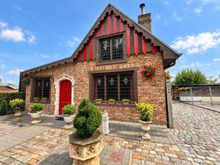 <p><span>Karaktervolle woning in Ramsel bestaande uit: inkomhal, keuken, leefruimte met speksteenkachel, 3 slaapkamers, badkamer met ligbad, berging en terras.<br /><br />De woning valt meteen op door haar bijzondere gevel en authentieke uitstraling. De glas-in-loodramen, houten balken en warme materialen geven de woning een eigen, herkenbare charme.<br /><br /></span><span>Gelegen in het charmante Ramsel, met winkels en wandelroutes in de omgeving en aansluiting op de E314 via Aarschot.<br /></span></p>
<p><span>Stedenbouwkundige inlichtingen in aanvraag.</span></p>
<p><strong>Interesse?</strong><span><strong> </strong>Contacteer ons kantoor voor meer informatie of een bezoek ter plaatse via </span><strong><span>0470/883.731</span></strong><span> of </span><strong><span>amber@immo-b.be</span></strong><span>!</span></p>
<p><span></span></p>