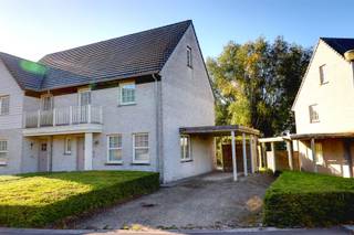 RUSTIG GELEGEN INSTAPKLARE GEZINSWONING Deze half open woning komt aardig uit de hoek, een rustige ligging, mooie ruimtes en veel licht vormen de...