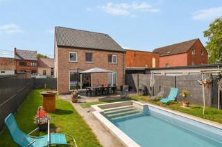 <p>Te koop: recente en instapklare woning met zwembad en 4 slaapkamers<br /><br />Deze charmante woning (bouwjaar 2021) combineert modern comfort, ruimte en functionaliteit en is perfect afgestemd op het gezinsleven.<br />Gelegen op een perceel van meer dan 8 are, geniet je hier van rust én een aangename buitenomgeving.<br /><br />Wat maakt dit pand uniek?<br />Op het gelijkvloers kom je binnen via de inkomhal die toegang biedt tot de lichtrijke leefruimte, eetplaats en moderne open keuken. Verder zijn er een praktische wasruimte en een apart toilet. De verdieping omvat vier slaapkamers en een badkamer. Buiten geniet je van het verwarmde zwembad en de ruime tuin. Aan de voorzijde zijn er bovendien parkeerplaatsen voorzien. De woning is uitgerust met centrale verwarming op aardgas, een pelletkachel, regenwaterput en beschikt over conforme elektriciteit en EPC-B. <br />Voor wie is dit ideaal?<br />Ideaal voor gezinnen die op zoek zijn naar een recente, instapklare woning met tuin en zwembad, in een aangename omgeving nabij alle voorzieningen.<br /><br />Te koop via Immo Beguin, jouw vastgoedexpert sinds 2009, met kantoren in Ronse, Waregem, Kortrijk, Deinze, Doornik en Lessines.<br />Meer info of bezoek aanvragen via: aurelie@immobeguin.be</p>