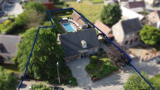<p>Bent u op zoek naar een uitzonderlijke woning waar stijl, ruimte en comfort perfect samenkomen? Dan zal deze exclusieve villa u onmiddellijk bekoren. Gelegen in een rustige omgeving nabij het centrum van Haaltert, biedt deze prachtige eigendom een hoogstaande afwerking, royale leefruimtes en een schitterende, volledig aangelegde tuin met zwembad en luxueus poolhouse.<br />Bij het binnenkomen wordt u verwelkomd in een statige inkomhal met een bijzonder verzorgde en kwalitatieve afwerking, voorzien van gastentoilet.<br />De ruime leefruimte met een prachtig zicht op de tuin, bestaat uit een elegante eetkamer en een gezellige zithoek, met een speksteenkachel, die zorgt voor aangename winteravonden. De afzonderlijke, volledig uitgeruste keuken beschikt over een aansluitende wasruimte met tal van praktische inbouwkasten. Daarnaast is een ruime inpandige garage, droge kelder, afzonderlijke garage en een rijkelijk afgewerkte buitenberging naast de woning.<br />Op de 1ste verdieping bevinden zich 3 ruime slaapkamers (1 voorzien van gezellige zithoek), een luxueuze badkamer (inloopdouche, ligbad, dubbele lavabo en toilet met designafwerking) en een ruime dressing. 1 slaapkamer beschikt daarnaast over een sauna voor de ultieme ontspanning.<br />Via een stijlvolle vaste trap bereikt u de volledig ingerichte tweede verdieping. Deze veelzijdige ruimte omvat een bureau, slaapkamer, comfortabele zithoek en een eigen badkamer met inloopdouche, lavabo en toilet. Deze verdieping vormt de ideale afzonderlijke leefruimte voor gasten, een inwonend familielid of een zelfstandige activiteit.</p>
<p>De prachtig aangelegde en volledig afgesloten tuin is een waar paradijs voor liefhebbers van rust en buitenleven. U geniet er van een verwarmd zwembad, exclusief poolhouse met barbecuehoek, lounge- en zithoek, een douche en toilet.<br />Diverse zonnige en schaduwrijke terrassen zijn aanwezig.<br />De 2de garage is bereikbaar via een zijpoort en een charmante landelijke kassei-oprit, wat bijdraagt aan het exclusieve karakter van deze eigendom.</p>
<ul></ul>
<p><strong>Extra troeven<br /></strong>✔ Volledig afgewerkt met hoogwaardige materialen<br />✔ Airco aanwezig in alle kamers<br />✔ Ramen voorzien van stijlvolle raamdecoratie en verduistering<br />✔ Talrijke ingebouwde opbergmogelijkheden<br />✔ Rustige, residentiële ligging<br />✔ Op korte afstand van het centrum van Haaltert, winkels, scholen en belangrijke invalswegen<br /><br /><span>Deze uitzonderlijke villa combineert luxe, privacy en wooncomfort op een toplocatie. Een instapklare parel waar elke ruimte met oog voor detail werd afgewerkt en waar u elke dag kunt genieten van een vakantiegevoel in eigen tuin.<br /></span><strong>Interesse? Neem vandaag nog contact op voor een bezoek en ontdek zelf de charme en exclusiviteit van deze unieke eigendom.</strong></p>
<p><span></span></p>