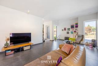 Voor meer info en foto’s, surf naar www.swevers.be – In het hart van Leopoldsburg, in een rustige en kindvriendelijke wijk, vind je deze instapklare open bebouwing uit 2017. De woning ligt op een zuidgericht perceel van 9a 31ca en biedt met 225 m² bewoonbare oppervlakte alle ruimte voor een gezin of thuiswerkend koppel. Op het gelijkvloers zorgen de lichtrijke zithoek, eetkamer en moderne keuken met kookeiland voor een open en aangename leefruimte van bijna 60 m². Een aparte bureau, berging, en gastentoilet maken het plaatje compleet. Boven bevinden zich drie ruime slaapkamers, waaronder een master met dressing, en een stijlvolle badkamer met bad, dubbele wastafel en toilet. Dankzij zonnepanelen, ventilatiesysteem en regenwaterrecuperatie woon je hier energiezuinig en comfortabel. De tuin is onderhoudsvriendelijk met automatisch besproeiingssysteem en biedt veel zonlicht, ook binnen. De ligging is top: winkels, scholen en openbaar vervoer zijn vlakbij. Deze moderne woning biedt rust, ruimte en praktisch comfort op een centrale locatie. Voor meer informatie, bel 011 255 155. Bron bewoonbare oppervlakte: EPC – verslag.