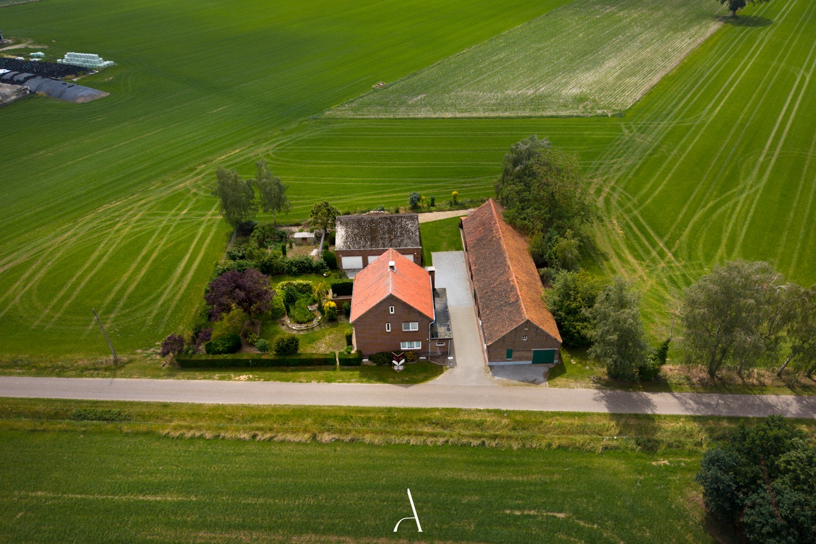 Karaktervolle hoeve-eigendom met drie afzonderlijke gebouwen op ca. 2.424 m² in landelijke omgeving van Kinrooi - foto 4