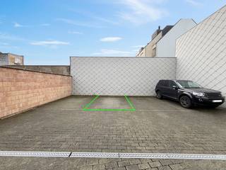 Vlot toegankelijke parkeerplaats op gelijkvloers. Dankzij de centrale ligging vlakbij de Torhoutsesteenweg / Elisabethlaan geniet u van een vlotte...