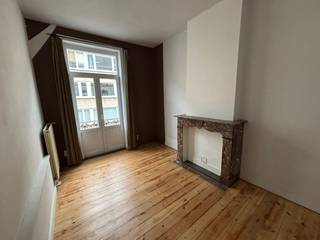 Statig, vernieuwd herenhuis van 284 m² in hartje Leuven<br /><br />Prachtig vernieuwd, statig herenhuis met 5 slaapkamers combineert authentieke charme met hedendaags comfort. Dankzij de recente renovatie geniet je van een frisse, moderne afwerking, terwijl de karaktervolle elementen van het herenhuis volledig tot hun recht komen.<br /><br />Indeling:<br />Gelijkvloers: grote living, eetplaats, keuken, wc (samen 80 m²), leuke stadstuin (70 m²)<br />Eerste verdieping: 2 kamers (16 en 13 m²) en badkamer<br />Tweede verdieping: 2 kamers (16 m²) en badkamer<br />Derde verdieping: grote kamer met eigen keuken en badkamer (50m²)<br />Ruime kelder<br /><br />Beschikbaar vanaf 1 september 2026.<br />Domiciliëring verplicht.<br /><br />Interesse? Contacteer ons op Blijdeinkomststraat44@gmail.com