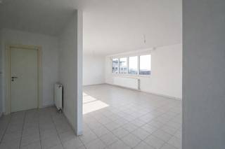 Dit tweeslaapkamer appartement is gelegen op een centrale en gegeerde locatie op Linkeroever, met winkels, scholen en openbaar vervoer in de onmiddellijke omgeving. <br /><br />Het hoekappartement bevindt zich op de 6de verdieping van een verzorgd gebouw met lift en geniet van een mooi open zicht. De leefruimte is lichtrijk en geeft toegang tot het terras, ideaal om te ontspannen en met prachtig zicht op het Galgenweel.<br /><br />De keuken is praktisch ingericht en sluit aan op de leefruimte. Verder beschikt het appartement over twee slaapkamers en een badkamer met lavabo en ligbad. <br /><br />Er is een garagebox verplicht bij te huren aan 100 euro/maand. <br />Lage algemene onkosten van 150 euro/maand (incl. provisie waterverbruik, poetsen gemene delen, onderhoud lift, ...)! Individuele Cv op aardgas!<br />EPC: 130 kWh/m²