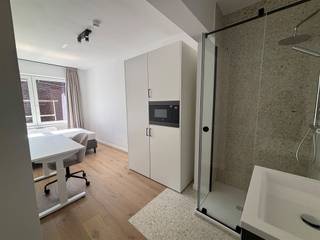 <p>Welcome to the fully renovated rooms at Ravenstraat 40, a student residence in a beautiful townhouse. This bright room, measuring approximately 13 m², is in a quiet location and features a private shower, sink, refrigerator, microwave, and individual air conditioning for cooling and heating. A bed, desk, and wardrobe are provided. The toilet is shared with 3 other students.</p><p>The residence features a spacious communal kitchen. Thanks to an EPC A rating (39 kWh), solar panels, and excellent sound insulation, you’ll live here comfortably and energy-efficiently. Ideally located within walking distance of downtown and just 10 minutes from Leuven Station.</p><p>Contact us today to schedule a tour: 0470 59 65 44 or verhuur@connect-immo.be</p><p>Rent: €745 plus €90 (utility allowance for water, heating, electricity, and internet) *Excludes student tax<br />Available: Immediately</p>