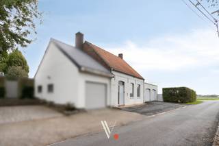 <p>Op de Bosmolens te Izegem vinden we in de Wolvenhofstraat deze <strong>karaktervolle halfopen woning</strong>. Met een bewoonbare oppervlakte van <strong>148 m² (volgens EPC)</strong> en een ruim perceel van <strong>900 m²</strong> biedt deze eigendom heel wat mogelijkheden voor wie graag binnen én buiten de nodige ruimte heeft. <strong>Het perceel is tussen de velden en vlakbij het Wallemotebos gelegen!</strong><br />Dankzij EPC-label D is er géén renovatieplicht en bovendien is de elektriciteit conform! (keuring 2020)<br /><strong>De indeling:</strong></p>
<ul>
<li><span><strong>Gelijkvloers:</strong> ruime inkomhal, gezellige woonkamer, keuken, berging, wasplaats, badkamer en toilet. </span></li>
<li><span><strong>Eerste verdieping:</strong> twee slaapkamers en kleine zolderruimte</span></li>
<li><span><strong>Dubbele garage die zorgt voor extra uitbreidingsmogelijkheden</strong>. </span></li>
<li><span><strong>Kelder:</strong> extra bergruimte en mogelijkheden voor een hobbyruimte.</span></li>
</ul>
Een belangrijke troef is de <strong>ruime tuin</strong>, waar je volop kan genieten van het buitenleven.<br /><br /><br /><strong>De belangrijkste troeven op een rij:</strong>
<ul>
<li><span>Halfopen bebouwing met karakter.</span></li>
<li><span>Ruim perceel van <strong>900 m²</strong>.</span></li>
<li><span>Rustige landelijke ligging op de Bosmolens!</span></li>
<li><span>Garage, kelder en zolder.</span><br /> </li>
</ul>
<p>Benieuwd naar de mogelijkheden van deze eigendom? <strong>Contacteer Brecht voor meer informatie of een bezoek ter plaatse!</strong><br /> </p>