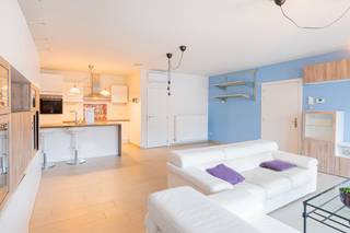<p>In een verzorgd gebouw van 2018 vind je dit modern en energiezuinig appartement op de tweede verdieping, vlot bereikbaar met lift en trap. De leefruimte is ruim en lichtrijk dankzij de grote raampartijen en geeft rechtstreeks toegang tot het overdekte terras – een aangename plek om in alle rust van de buitenlucht te genieten.</p>
<p>De open keuken sluit mooi aan op de leefruimte en is volledig uitgerust met hedendaagse toestellen. Aansluitend bevindt zich een praktische berging met aansluiting voor wasmachine en droogkast. Aan de achterzijde van het appartement zijn er twee volwaardige slaapkamers en een stijlvolle badkamer met dubbele lavabo en inloopdouche.</p>
<p>Het appartement is volledig instapklaar en voorzien van airconditioning, een conforme elektrische keuring en een uitstekende energieprestatie (EPC A).</p>
<p>Ondergronds zijn er twee autostaanplaatsen beschikbaar, aan te kopen mits een meerprijs van € 25.000 per staanplaats.</p>
<p>De ligging is bijzonder aangenaam: op wandelafstand van winkels, scholen en openbaar vervoer. Dankzij de nabijgelegen invalswegen bereik je vlot Mechelen, de E19 en de omliggende gemeenten.</p>
<p>Een comfortabel, recent en energiezuinig appartement voor wie zorgeloos wil wonen op een centrale en goed bereikbare locatie.</p>
<p> </p>