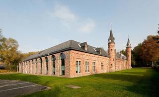 Business center in a unique location close to the ring of Ghent. Ideal for businesses looking for an attractive environment with modern comfort.<br />Price excluding 21% VAT.<br />Parking: 720 €/space/year.<br />Furniture: 360 €/workstation/year.