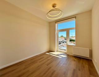 Dit appartement bevat op de eerste verdieping een lichtrijke leefruimte met aansluitend een open en volledig geïnstalleerde keuken, en een apart toilet. <br /><br />Op de tweede verdieping bevinden zich twee volwaardige slaapkamers en een badkamer met lavabomeubel, inloopdouche en toilet. <br /><br />- geen lift aanwezig <br />- geen syndickosten <br />- de verhuurders voorzien nog een balustrade aan de buitenruimte die betreden kan worden via de<br /> leefruimte
