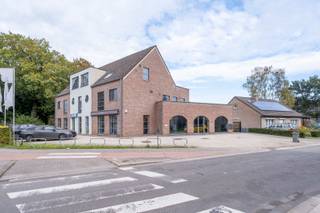 <p>Voor meer informatie mag u contact opnemen met Wim Verhaegen via wim@copandi.be of +32 495 10 90 47</p><p>Het geheel werd gerenoveerd en is in zeer goede staat.</p><p>Het betreft een kantoor/handelspand met 6 afzonderlijke bureau-ruimtes.<br />Er is een gemeenschappelijke eetruimte, keuken en toiletten aanwezig.</p><p>Er is een gemeenschappelijke inkom die toegang geeft tot de berging, vergaderruimte, keuken en bureau's.<br />Er zijn aan de voorzijde van het gebouw nog 5 afzonderlijke bureau's gelegen. 3 afgelosten met glas, 1 kleinere bureauruimte en 1 'directie'-bureauruimte.</p><p>Er is een zeer ruime parking aanwezig: 3 bezoekers plaatsen aan de inkom en een 5-tal plaatsen aan de voorzijde van het gebouw.</p><p>Overname van het handelspand mogelijk alsook overname van de aandelen van de vennootschap.</p>