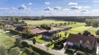 <strong>Riante, gerenoveerde hoeve (bj. 1932) nabij natuurdomein Prinsenpark en Nederlandse grens. De hoeve met paardenstallen bevindt zich op een privé-domein van ca. 2 hectare en werd in 2002 en in 2020 (dak volledig, zonnepanelen) en 2025 (verwarming) doorgedreven gerenoveerd. Zij omvat 4 à 6 slaapkamers, 2 badkamers, 1 douchekamer, een thuiskantoor, poolhouse en zwembad. De woning beschikt verder over een uiterst gunstige EPC-score van 113kWh/m²/jaar (label B) en is volledig asbestveilig (0 asbestmaterialen). </strong><br /><br /><strong>Er zijn paardenstallen (9 boxen) met directe toegang tot de aangrenzende weides en buitenpiste. De weides zijn voorzien van automatische drinkbakken. </strong><br /><br /><strong>De ligging van het domein is uniek en de troef bij uitstek. De woning is zuid(west) georiënteerd en gelegen in agrarisch gebied. Er is voldaan aan voorwaarden 'zonevreemde woning', wat maakt dat het domein ook bewoond kan worden en niet louter moet dienen in het kader van (para-)agrarische activiteiten. Het uitgestrekt gebied Wenen-Geenend-Prinsenpark is één van de mooiste en meest natuurlijke omgevingen te Retie. De residentiële aard van de wijk maakt dat deze wijk uiterst rustig is. Bovendien is de woning gelegen op wandelafstand van diverse natuurgebieden (o.a. Prinsenpark), wandel- en fietsroutes, sportvoorzieningen ('t Vossekot), Meulezicht en brasserie Kleynhoeve, etc.</strong><br /><br /><strong>Een aantal bekende stoeterijen en maneges bevinden zich kortbij: o.a. De Vier Dagmaelen, De Dreven, Goorhof, ZG Stables, etc.<br /><br /></strong><span>Gelijkvloers niveau:</span><em><br /></em><span>Via de inkomhal met ruimte voor garderobe en gastentoilet heeft u toegang tot de thuiskantoorruimte en de woonkamer. De leefruimte met fraai zicht op de tuin en achterliggende paardenweiden is opgedeeld in een eetgedeelte en een gezellige zithoek op tussenniveau. Onder deze zithoek is een authentieke bergkelderruimte aanwezig. Vanuit de lichte leefruimte heeft u verder toegang tot de keuken met op zijn beurt toegang naar de buitenhal. De keuken is open (verbonden met de woonkamer), enorm lichtrijk en volledig uitgerust. Aan deze keuken bevindt zich de hal die toegang geeft tot de tuin, een riante benedenbadkamer (met douche, twee lavabo's en inbouwkasten), de wasplaats en grote garage met sectionaalpoort.<br /><br /></span><span>Bovenverdieping:</span><em><br /></em><span>Op het eerste verdiep bevindt zich o.a. een ruime hoofdslaapkamer met 2 inloopdressings. De bovenbadkamer is uitgerust met ligbad, inloopdouche en toilet. Verder zijn er op deze verdieping bijkomend 3 volwaardige slaapkamers, ideaal voor kinderen, logés of extra opslag, werk-/hobbyruimtes.<br /><br /></span><span>Stalgebouw en buitenruimte:</span><em><br /></em><span>Het eigendom is verder bijzonder geschikt voor dierenliefhebbers. De stalaccommodatie is voorzien van 9 ruime paardenboxen, elk uitgerust met automatische drinkbakken. Verder is er ruimte voor opslag of inrichting van fokfaciliteiten, zadelkamer, etc. De paarden (of andere weidedieren) kunnen via de binnenkoer rechtstreeks naar de aanpalende, ruime en opgedeelde weides en zandpaddock, wat zorgt voor een uiterst optimale leef- en trainingsomgeving. De achterliggend gelegen weides zijn allen stijlvol afgemaakt in hout en voorzien van drinkwater.<br /><br /></span><span>Bijzonderheden</span>:<br />- Uitzonderlijke ligging: uitgestrekt domein nabij Prinsenpark<br />- Nabij Nederland en verbindingsweg E34 (Antwerpen - Eindhoven)<br />- Regio met sterke affiniteit voor paarden: diverse stoeterijen, maneges en hippische faciliteiten<br />- Centrale ligging: het Azelfhof, Sentower Park en De Peelbergen zijn goed bereikbaar<br />- Uiterst zorgeloze woning: o.a. B-label en asbestveilig<br />- CV uiterst recent: stookolie en warmtepomp