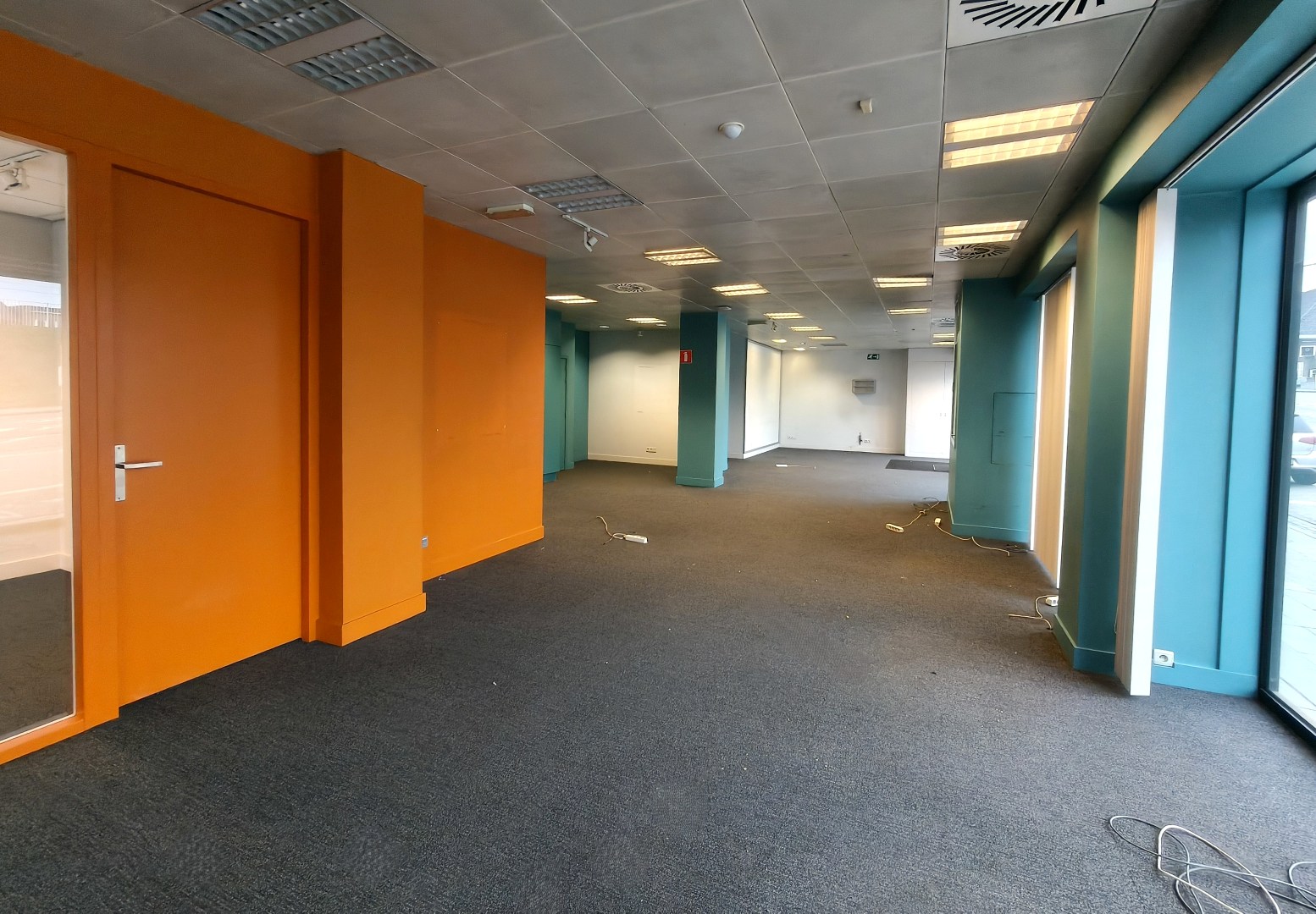 UITSTEKEND GELEGEN HANDELSPAND - MODERN INGERICHT EN INSTAPKLAAR - foto 3