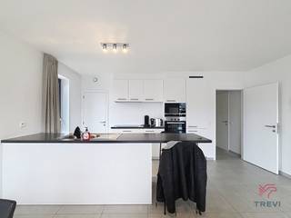 ZAVENTEM, aan de poort van Brussel, dicht bij winkels, openbaar vervoer en scholen, in een recent en energiezuinig, licht 2-slaapkamer ONMEUBILEERD appartement van ±95m², bestaande uit: inkomhal met WC, gezellige woonkamer met toegang tot het terras, volledig uitgeruste Amerikaanse keuken, wasruimte met aansluitingen voor een wasmachine, 2 slaapkamers (±12,5m² en ±10m²), douchekamer, kelder en twee parkeerplaatsen. Voorschot voor kosten: 165€/maand (gemeenschappelijke delen). Beschikbaar vanaf 01/06/2025. EPC: A. Opgegeven afmetingen zijn indicatief.