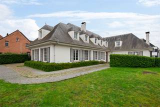 Verrassend ruime, authentieke villa woning op ruim perceel van 1614 m² te centrum Westmeerbeek.Deze voormalige dokterswoning is gelegen op pal in de...