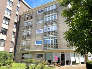 Bright, cozy apartment to renovate located on the 3rd floor of a small residential building in a pleasant neighborhood of Evere, close to...