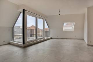 Dit lichtrijk nieuwbouwappartement is gelegen in residentie Rembrandt op centrale ligging in Wielsbeke. Het afgewerkt appartement geniet van 2 kamers, een totale woonoppervlakte van ca. 121m² en terras van ca. 11m². INDELINGInkom - berging - lichtrijke leefruimte met zithoek en eethoek - open keuken (oven, vaatwas, kookplaten, frigo) - berging bij keuken - nachthal - apart toilet - slaapkamer 1 - slaapkamer 2 - badkamer (douche, bad en dubbele lavabo) - terrasEr worden 5 zonnepanelen geïnstalleerd om een E-peil onder E20 te behalen.TROEVEN- Energiezuinig- Centrale ligging- Kleinschalig gebouw- Aangename terrassen - Openbare parking naast het gebouw- Gemeenschappelijke fietsenberging- Mogelijkheid aankoop garage en/of bergingMogelijkheid om aan te kopen onder 6% btw!