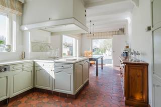 Deze vrijstaande woning (bouwjaar 1957) biedt een uitstekende basis voor een totaalrenovatie. INDELING: - Gelijkvloers: Inkomhal met vestiaire...