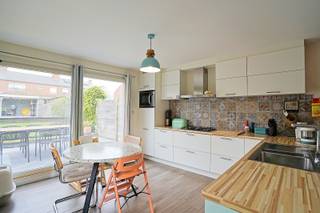 Deze stijlvolle en perfect instapklare woning bevindt zich op een rustige locatie gebouwd in tweede bouwlijn en biedt alle hedendaagse...