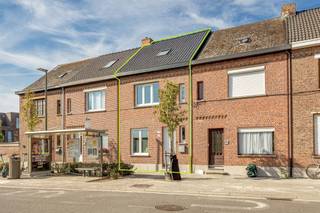 <p><span>Instapklare gezinswoning met drie slaapkamers in Mechelen</span></p><p><span> </span></p><p><span>Deze leuke gezinswoning werd de laatste jaren volledig gerenoveerd met een nieuw dak (2023), conforme elektriciteit (2025) en nieuwe ramen met driedubbele beglazing. Gelegen aan de Oude Antwerpsebaan geniet de woning van een uitstekende locatie. Winkels, scholen, apotheek en sportvelden zijn allemaal op wandelafstand te vinden. Ook met de wagen is de oprit van de E19 Antwerpen/Brussel slecht enkele minuten rijden. Binnen bevinden zich drie ruime slaapkamers, een vernieuwde keuken en badkamer. De diepe stadstuin werd ook onder handen genomen (2026) en is nu een aangename plek om buiten te vertoeven.</span></p><p><span> </span></p><p><span>Indeling</span></p><p><span> </span></p><p><span>Kelder</span></p><p><span> </span></p><p><span>Gelijkvloers </span></p><p><span>- inkomhal</span></p><p><span>- woonkamer</span></p><p><span>- keuken</span></p><p><span>- badkamer</span></p><p><span>- tuin</span></p><p><span> </span></p><p><span>Eerste verdieping</span></p><p><span>- slaapkamer 1</span></p><p><span>- slaapkamer 2</span></p><p><span> </span></p><p><span>Zolderverdieping</span></p><p><span>- slaapkamer 3</span></p><p><span> </span></p><p><span>Troeven</span></p><p><span>- uitstekende locatie</span></p><p><span>- vernieuwd dak en ramen</span></p><p><span>- drie slaapkamers</span></p><p><span> </span></p><p><span>Ben jij geïnteresseerd in deze woning gelegen in Mechelen, ben je op zoek naar ander vastgoed, een investering of wens je de waarde van jouw eigendom te kennen? Dan ben je bij BOLT Immo aan het juiste adres! Wij helpen jou graag verder. </span><span> </span></p><p><span> </span></p>
